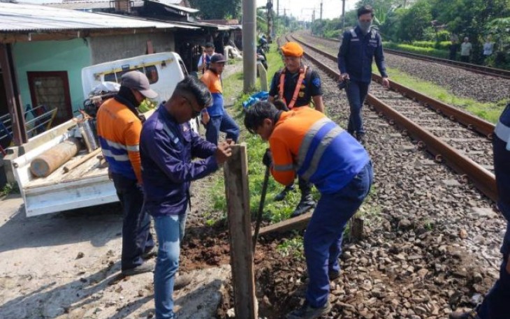 KAI Daop 1 Jakarta saat Tutup Perlintasan Sebidang Liar di KM 48 +900 Cilebut-Bogor
