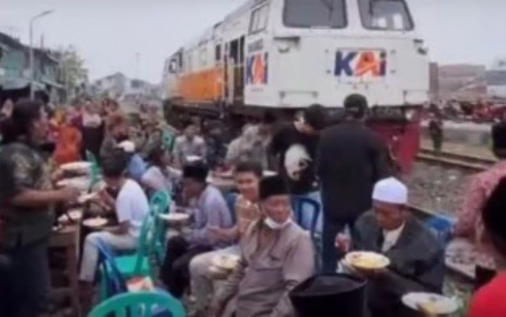 KAI Daop 8 Surabaya Sesalkan Kegiatan Hajatan Lamaran di Sekitar Jalur Rel Kereta Api