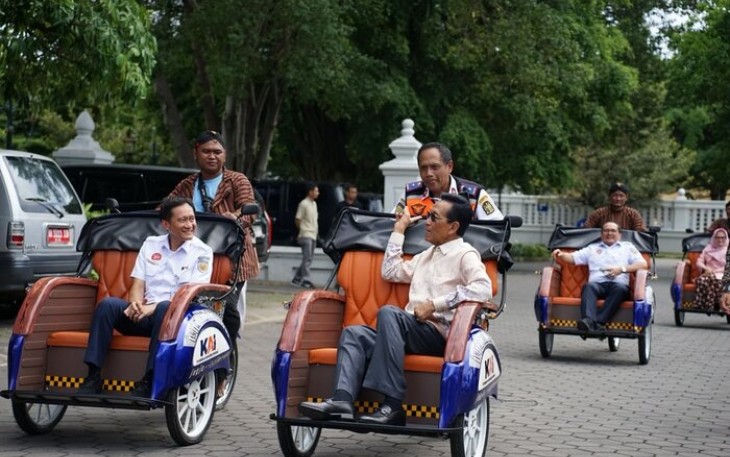KAI Salurkan Bantuan CSR Becak Listrik kepada Pemerintah Daerah DIY
