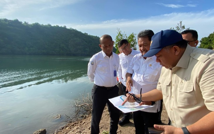 Kolaborasi antara KKP dan KPKP dibuktikan melalui kunjungan kerja Menteri Kelautan dan Perikanan, Sakti Wahyu Trenggono bersama dengan Wakil Menteri Perumahan dan Kawasan Pemukiman, Fahri Hamzah ke sejumlah lokasi di Sumbawa, Rabu (19/2/2025)
