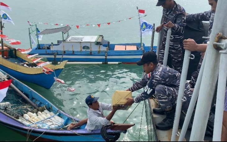 BKO Guspurla Koarmada II, menggelar bakti sosial dan membagikan bendera Merah Putih kepada para nelayan.