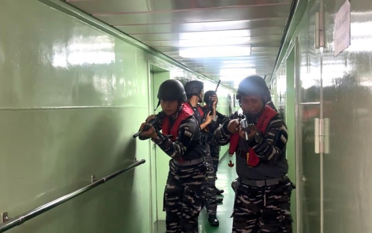 KRI Banda Aceh-593 dan IPAM Marinir saat Latihan VBSS di Laut Jawa