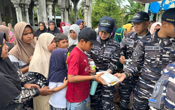 Prajurit KRI Banda Aceh-593 berbagi kebahagiaan di tengah kondisi darurat yang dialami warga terdampak bencana.