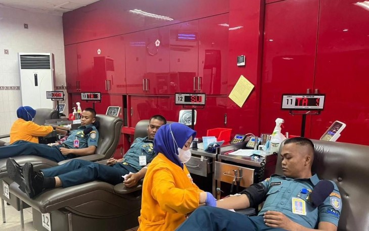 KRI Teluk Youtefa-522 Satlinlamil 2 Kolinlamil saat Baksos Donor Darah Untuk Kebersamaan dan Kepedulian Terhadap Masyarakat