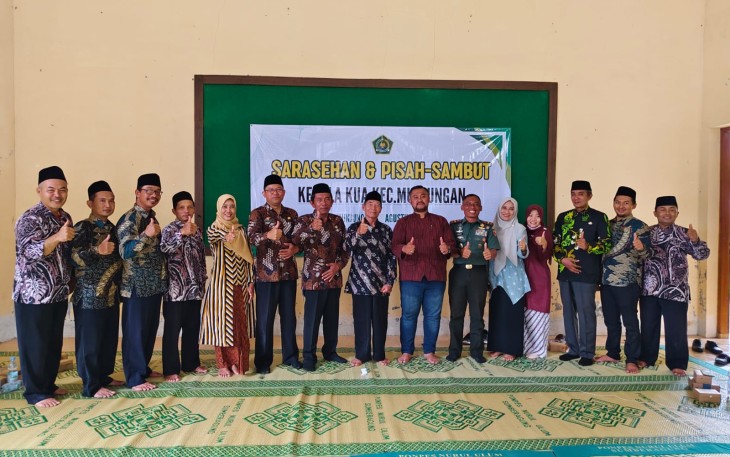 Foto bersama dalam Pisah-Sambut Kepala KUA Munjungan