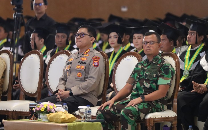 Kabidhumas Polda Kalteng saat Hadiri Wisuda Mahasiswa UPR