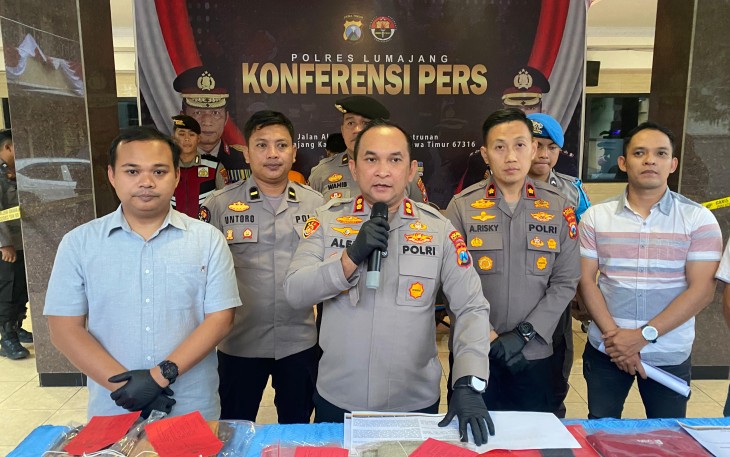 Kapolres Lumajang AKBP Alex Sandy Siregar saat konferensi pers di Mapolres Lumajang pada Rabu (9/7/2025).