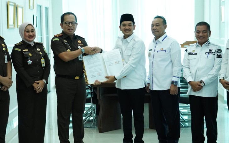 Kejaksaan Negeri (Kejari) Tebing Tinggi menyerahkan bangunan gedung eks kantor Kejari Tebing Tinggi yang terletak di Jl. Medan - Pematang Siantar (samping Masjid Agung) kepada Pemerintah Kota (Pemko) Tebing Tinggi, Rabu (5/3/2025) bertempat di ruang Kerja Wali Kota lantai IV, gedung Balai Kota Jln. Dr. Sutomo No. 14