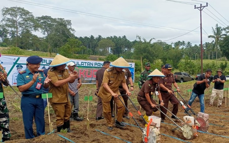 Kajati Sulut dengan di dampingi Kajari Bitung Bersama Wali Kota Bitung dan Wakil Walikota serta forkopimda Bitung saat melakukan penanaman bibit