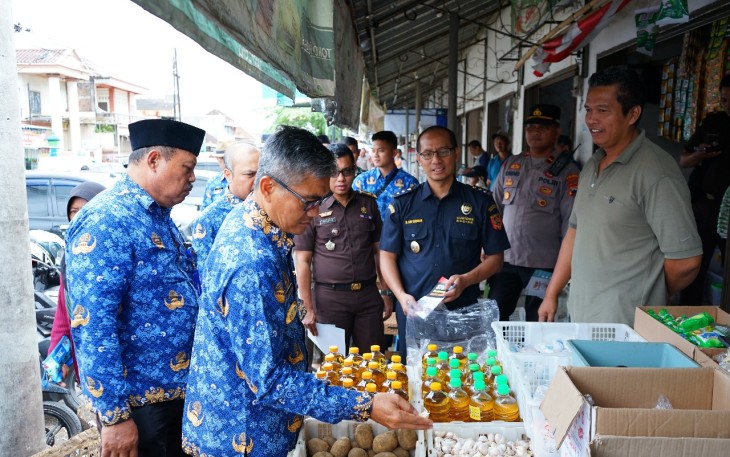 Pj Bupati Karanganyar Timotius Suryadi bersama Kepala Seksi Penyuluhan dan Layanan Informasi Kantor Bea Cukai Surakarta, Muhamad Arif Budiman dan Kepala Disdagperinaker Karanganyar Martadi, mengunjungi  kios pedagang di Pasar Matesih, Senin (17/2/2025).