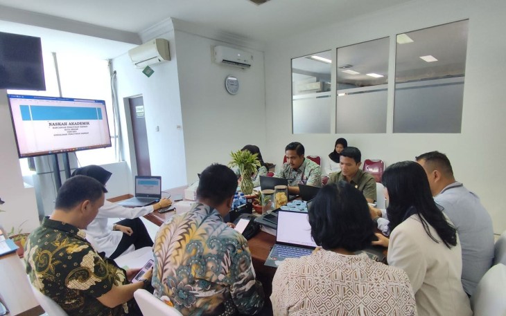 Rapat konsultasi dan mediasi pembahasan Rancangan Peraturan Daerah (Ranperda) Kota Medan tentang Sosialisasi Peraturan Daerah pada Kamis, 31 Juli 2025. 