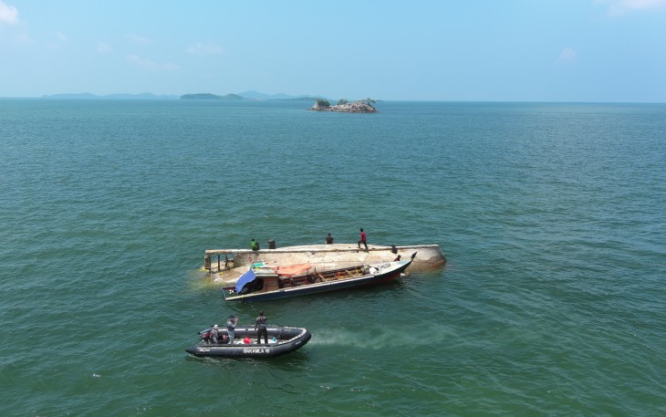 Bakamla RI saat Evakuasi KM Aneka Jaya Terbalik di Perairan Pulau Cucu Petong