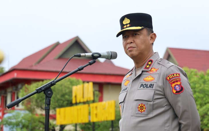 Kapolda Kalteng Irjen Pol Iwan Kurniawan saat memimpin langsung pelaksanaan apel pagi di Lapangan Barigas Mapolda, Senin (4/8/2025).