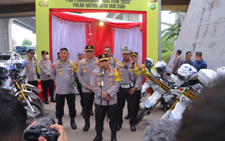 Kapolda Metro Jaya Irjen Pol. Karyoto dan Wakapolda Metro Jaya Brigjen Pol. Djati Wiyoto Abadhy, dalam kegiatan pengecekan Pos Pengamanan (Pospam) KM 25B, Kecamatan Cibitung, Kabupaten Bekasi. Sabtu (5/4/2025).
