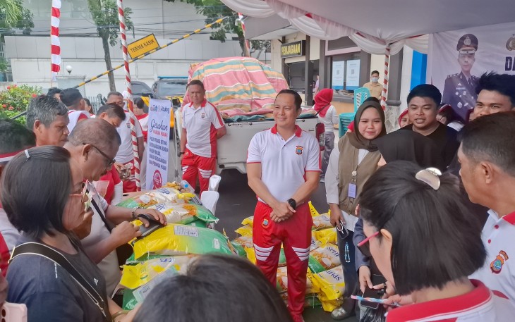Kapolres Bitung AKBP Albert Zai saat memantau pasar murah.