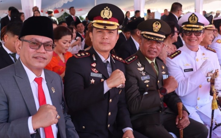 Kapolres Bitung AKBP Albert Zai, SIK.,MH bersama Dandim 1310/Bitung, Letkol Czi Hanif Tupen, ST.,MIP, Ketua Pengadilan Negeri Bitung, Johanis Dairo Malo, S.H.,M.H dan Dansatrol VIII Bitung, Kolonel Laut (P) Marvel Marfin saat menghadiri upacara bendera merah putih di Pemkot Bitung