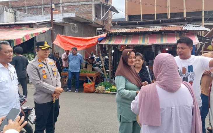 Kapolres Bitung AKBP Albert Zai, SIK.,MH saat memantau pasar murah