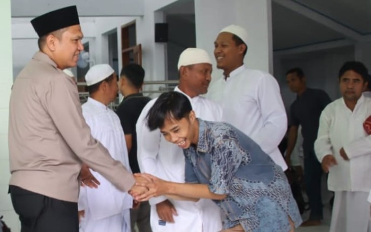 Kapolres Karanganyar AKBP Hadi Kristanto berjabat tangan dengan warga usai melaksanakan Salat Jumat di Masjid Al Mukmin, Dukuh Sentono, Desa Tawangsari, Kecamatan Kerjo, Jumat (1852025).