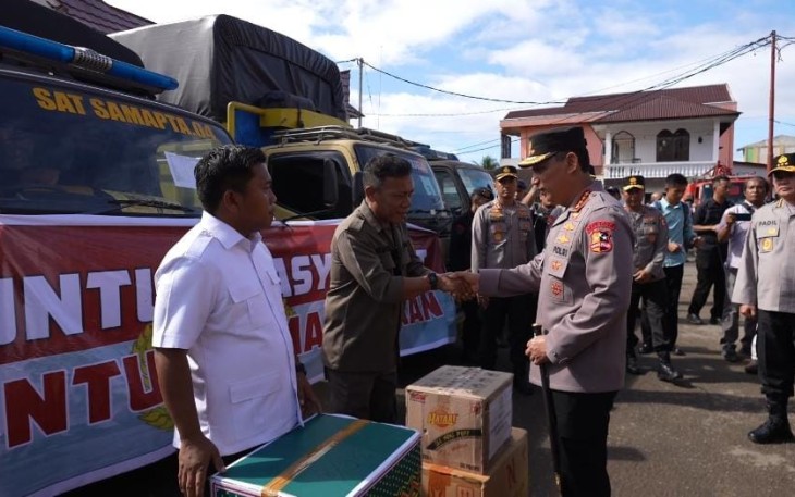 Kapolri menyerahkan secara simbolik delapan truk bantuan ‘Polri untuk Masyarakat’