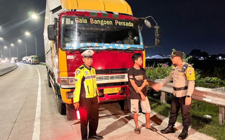 Kapospam Exit Tol Kebakkramat, AKP Anggoro, memberikan imbauan kepada sopir truk terkait larangan beroperasi di jalan raya dan tol selama Operasi Ketupat Candi 2025. (Istimewa)