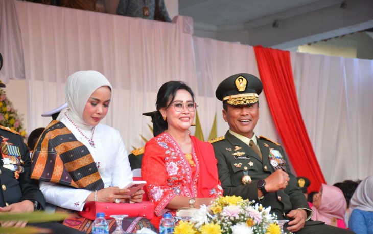 Kasdam XIII Merdeka, Yustinus Nono Yulianto saat menghadiri upacara penurunan bendera merah putih