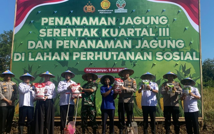 Kegiatan Tanam Raya Jagung Serentak Kuartal III di Lahan Perhutanan Sosial, di Dukuh Gulunan, Desa Kaliboto, Kecamatan Mojogedang, Rabu (9/7/2025).