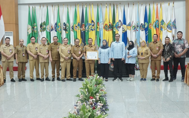Penghargaan diserahkan langsung oleh Kepala Keasistenan Utama Manajemen Penilaian Kepatuhan Ombudsman RI Aat Sugihartati kepada Kepala Biro Organisasi dan Tata Laksana (Ortala) Kemendagri Evan Nur Setya Hadi di Gedung Sasana Bhakti Praja (SBP) Kantor Pusat Kemendagri, Jakarta, Selasa (11/3/2025).