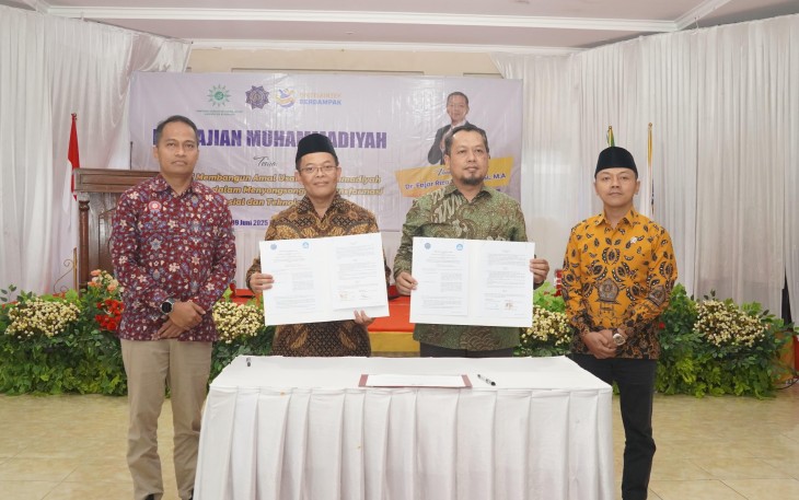 Penandatanganan komitmen bersama oleh Pemerintah Kabupaten Kuningan, Jawa Barat. 