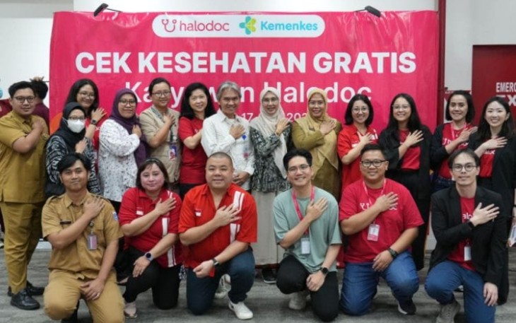 Direktur Promosi Kesehatan Kemenkes, dr. Elvieda Sariwati, M.Epid, saat meninjau langsung pelaksanaan program CKG yang digelar oleh Halodoc 