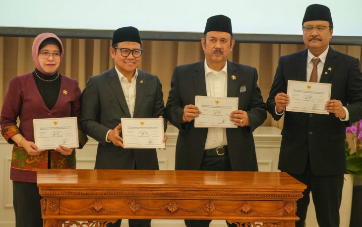 Laporan hasil DTSEN pun ditandatangani oleh Menteri Koordinator Pemberdayaan Masyarakat Abdul Muhaimin Iskandar, Menteri Sosial (Mensos) Saifullah Yusuf, Menteri Perencanaan Pembangunan Nasional  (PPN) atau Badan Perencanaan Pembangunan Nasional (Bappenas) Rachmat Pambudy, dan Kepala Badan Pusat Statistik (BPS) Amalia Adininggar Widyasanti