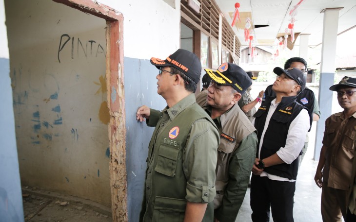 Kepala BNPB Letjen TNI Dr. Suharyanto S.Sos, M.M,. (Baju hijau rompi hijau) saat meninjau kerusakan pascagempa di Sekolah SDN 1 Tangkura, Kecamatan Poso Pesisir Selatan, Kabupaten Poso, Sulawesi Tengah, Selasa (19/8).