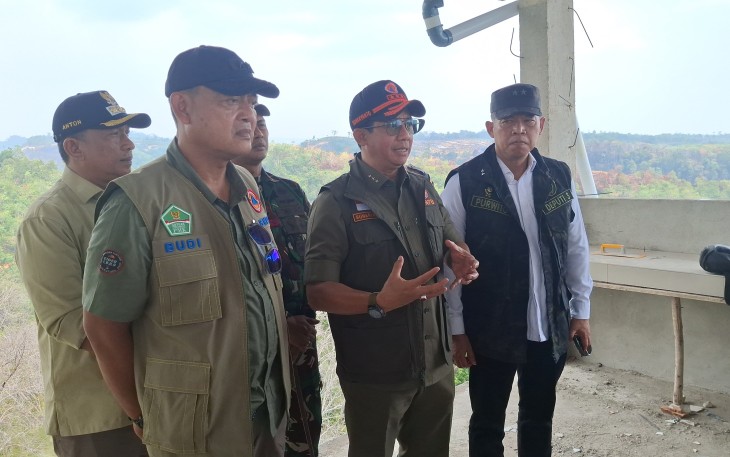 Kepala BNPB Letjen TNI Dr. Suharyanto, S. Sos., M.M., (kemeja dan rompi hijau) saat meninjau pemadaman kebakaran hutan dan lahan menggunakan helikopter water bombing BNPB di wilayah Kecamatan Rambah Kabupaten Rokan Hulu, Provinsi Riau pada Kamis (24/7).