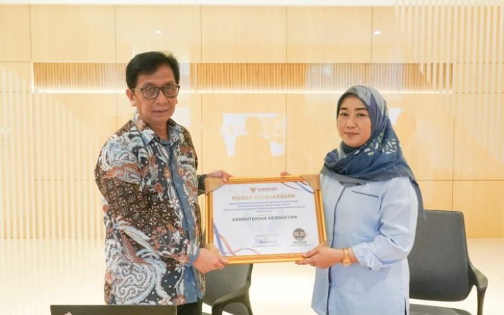 Kepala Biro Komunikasi dan Informasi Publik Kemenkes, Aji Muhawarman saat menerima Penilaian Ombudsman 