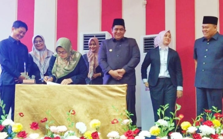 Ketua DPRD Kabupaten Bintan Fiven Sumanti saat mengadakan Tanda tangan