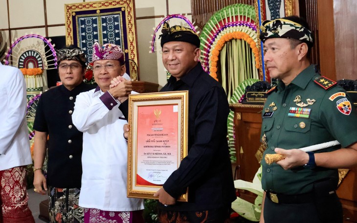 Kepala Kejaksaan Tinggi Bali sekaligus putra daerah, Ketut Sumedana saat Raih Penghargaan Khusus dalam Rapat Paripurna ke-34 yang berlangsung Kamis (14/8) melalui Keputusan DPRD Bali Nomor 16 Tahun 2025 yang telah disepakati secara bulat oleh seluruh fraksi.