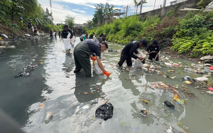 Aksi bersih sampah di sungai
