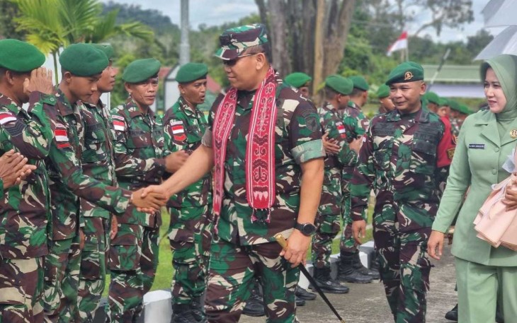 Panglima Kodam XII/Tanjungpura, Mayor Jenderal (Mayjen) TNI Jamalullael, S.Sos., M.Si. melaksanakan Kunjungan Kerja (Kunker) ke Komando Taktis (Kotis) Nanga Badau Satgas Pamtas RI-Malaysia Yonzipur 5/ABW di Badau, Kecamatan Badau, Kabupaten Kapuas hulu, Jum'at (21/2/2025)