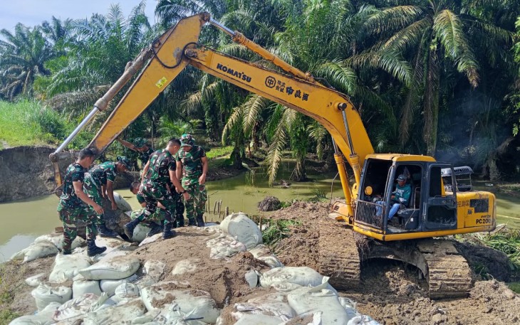 TNI dan Warga Gotong Royong Perkuat Tanggul Pasca Banjir di Langkat