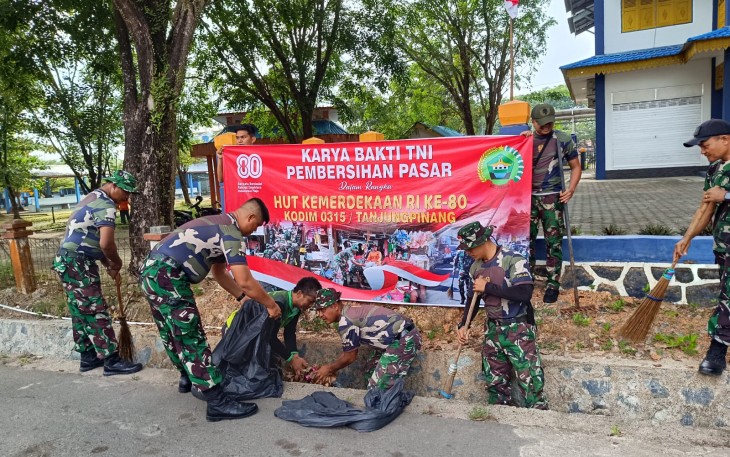 Kodim 0315/Tanjungpinang Gelar Karya Bhakti Pembersihan Pasar Komplek Bintan Centre