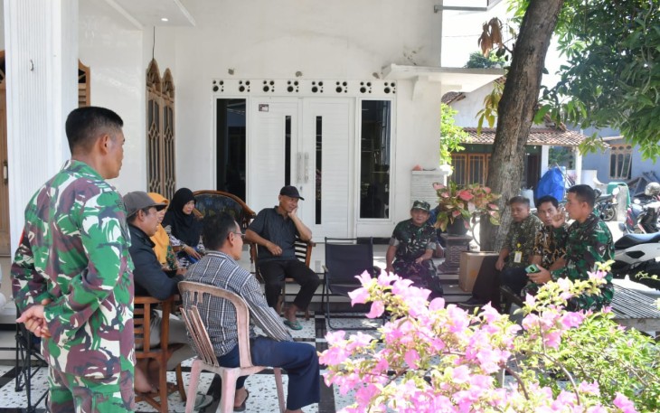 omandan Kodim 0802 / Ponorogo Letkol Inf Dwi Soerjono mengumpulkan para petani, tengkulak dan pedagang gabah yang ada di wilayah Koramil Tipe B 0802/16 Jetis, Kodim 0802/Ponorogo, Kamis (13/03/2025)