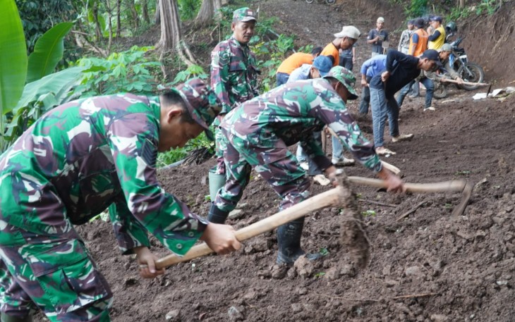 Personel Kodim saat Bantu Bersihkan Material Longsor di Dusun Nglengko dan Dusun Ngukir, Rabu (29/10/2025).