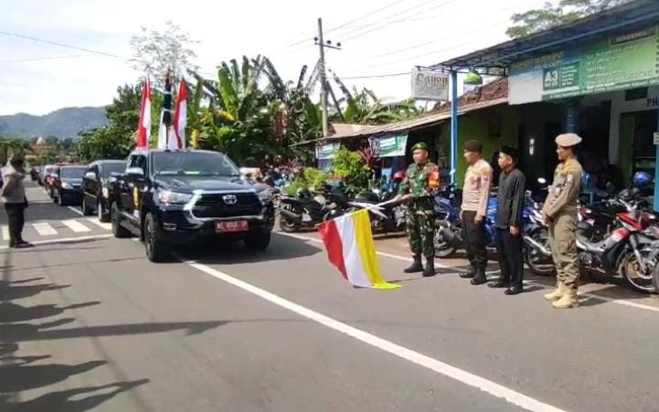 Danramil 0801/03 Arjosari Letda Cke Misrum hadiri Kegiatan Kirab Panji Tata Pramana Hargeng Praja secara estafet melalui Kantor Kecamatan Arjosari Menuju Perbatasan Nawangan dalam Rangka Ulang Tahun Kab. Pacitan ke 280, bertempat di Halaman Kantor Kecamatan Arjosari, Kabupaten Pacitan, Selasa (18/02/2025)