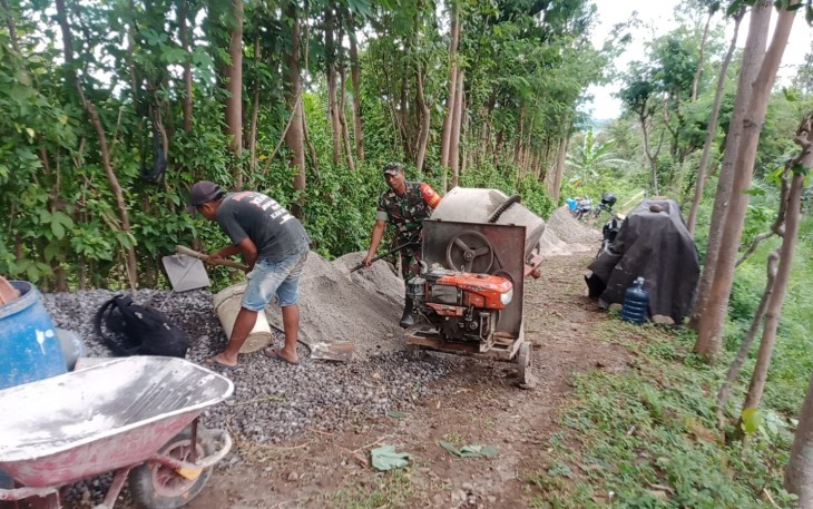 Babinsa Kodim Ponorogo Ikut Kerja Bakti Perbaiki Akses Jalan