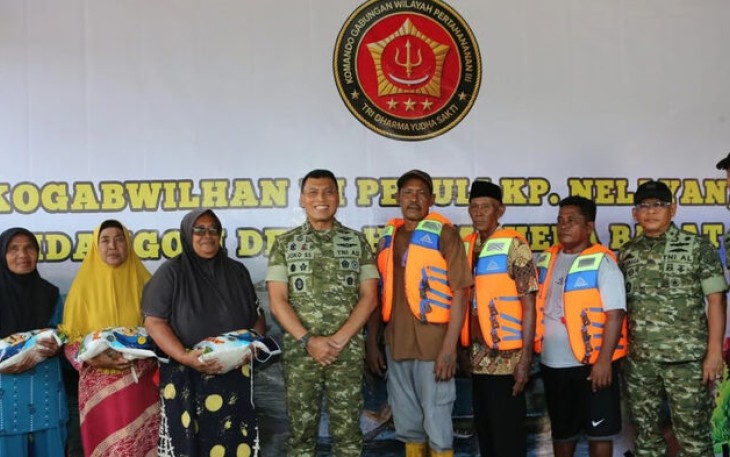 Kogabwilhan III Salurkan Bantuan Sembako dan Life Vest kepada Nelayan di Maluku Utara