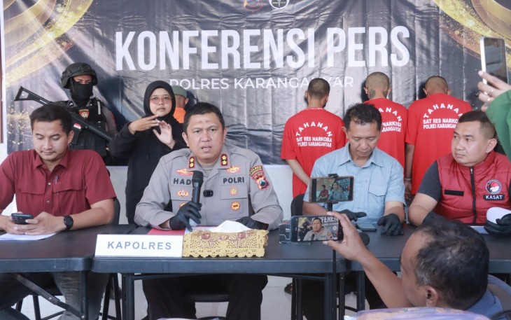 Konferensi pers di Mapolres Karanganyar, Selasa (652025), terkait penangkapan tiga pengedar narkoba jenis ganja, sabu, dan tembakau sintetis.