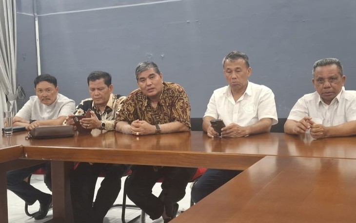 Pengurus Koperasi BAN saat temu pers di Cafe Nusa Dua, Jalan Putri Hijau Medan, Jumat (21/11/2025)