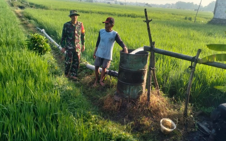 Serka Erwin Ibrahim, melaksanakan kegiatan pengairan lahan persawahan milik warga di RT 15/RW 04, Dusun Duragan, Kelurahan Munggut, Kecamatan Wungu, Kabupaten Madiun.