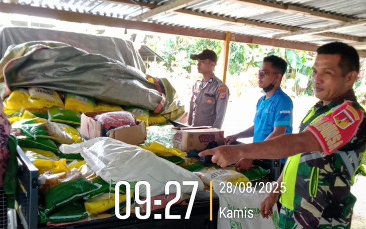 Babinsa bersama personil Polsek dan bulog saat menggelar gerakan pangan murah
