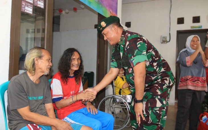 Komando Cadangan Strategis Angkatan Darat (Kostrad) hadir di Panti Jompo Welas Asih, yang berlokasi di Desa Cikadongdong Kecamatan Singaparna, Kabupaten Tasikmalaya, Senin (24/2/2023)