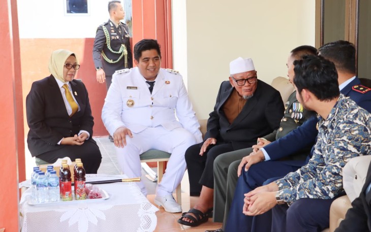 Bupati Bintan Roby Kurniawan bersama Wakil Bupati Bintan Deby Maryanti dan jajaran FKPD Bintan saat mengunjungi Prajurit Operasi Dwikora.